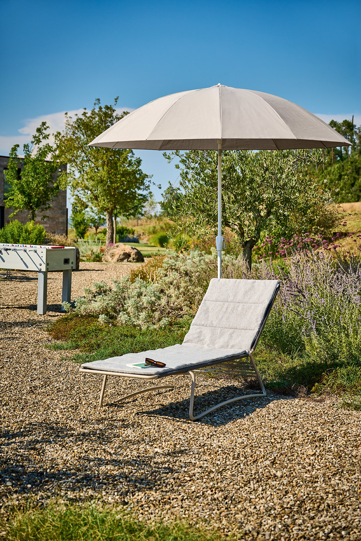 Balcony_Sonnenliege_Perlbeige_Polster_Ambra_Pebble_Pagodenschirm_300_Rips_Hellgrau_KN_K_Weiss_Gartenmoebel.jpg